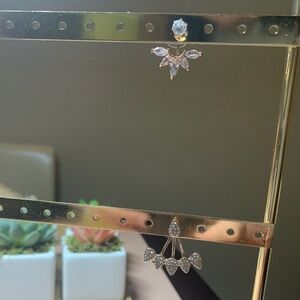 SALE💚 any 3 for $18 💚
𝅺Rose Gold Lotus Rhinestone Drop Down Earring